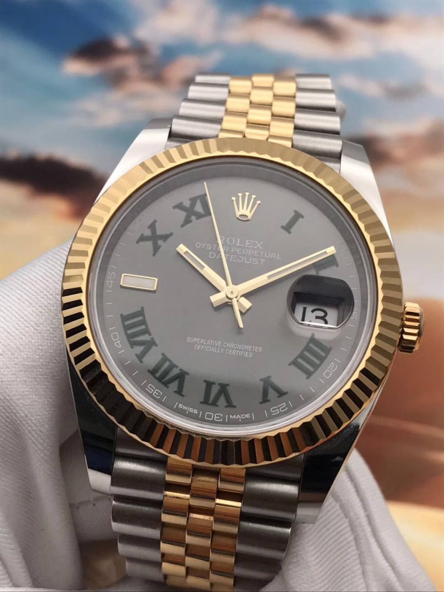 The green Roman numerals hour markers make the fake Rolex more elegant.