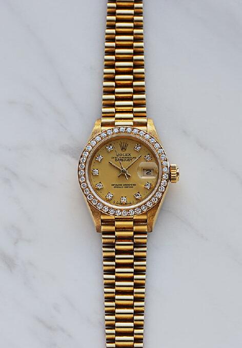 Best Rolex fake watches adopt the luxury gold material.