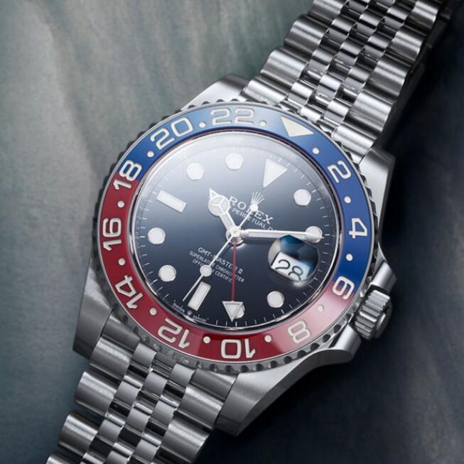 The brilliant blue and red bezel has attracted lots of watch fans.