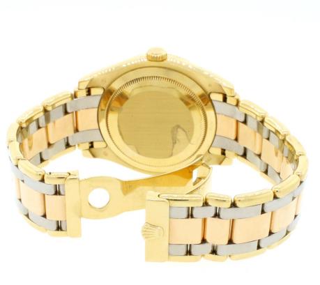 The bracelet of this Rolex is made of three precious metal: yellow gold, rose gold and white gold.