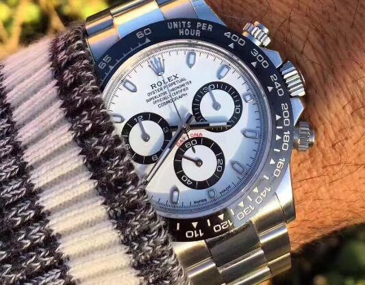 The modern Rolex watches are all equipped with the robust sapphire crystal.