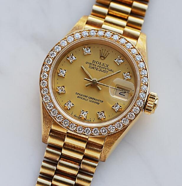 Online replica Rolex watches are dazzling with diamonds.