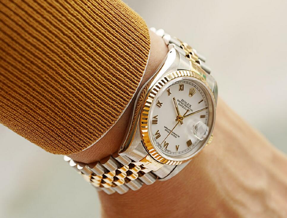 The Swiss fake watches are prominent for the gold design.